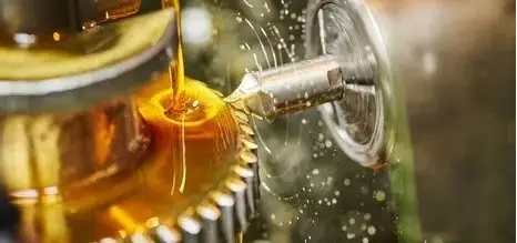 Cutting fluid applied at a rotating gear cutter
