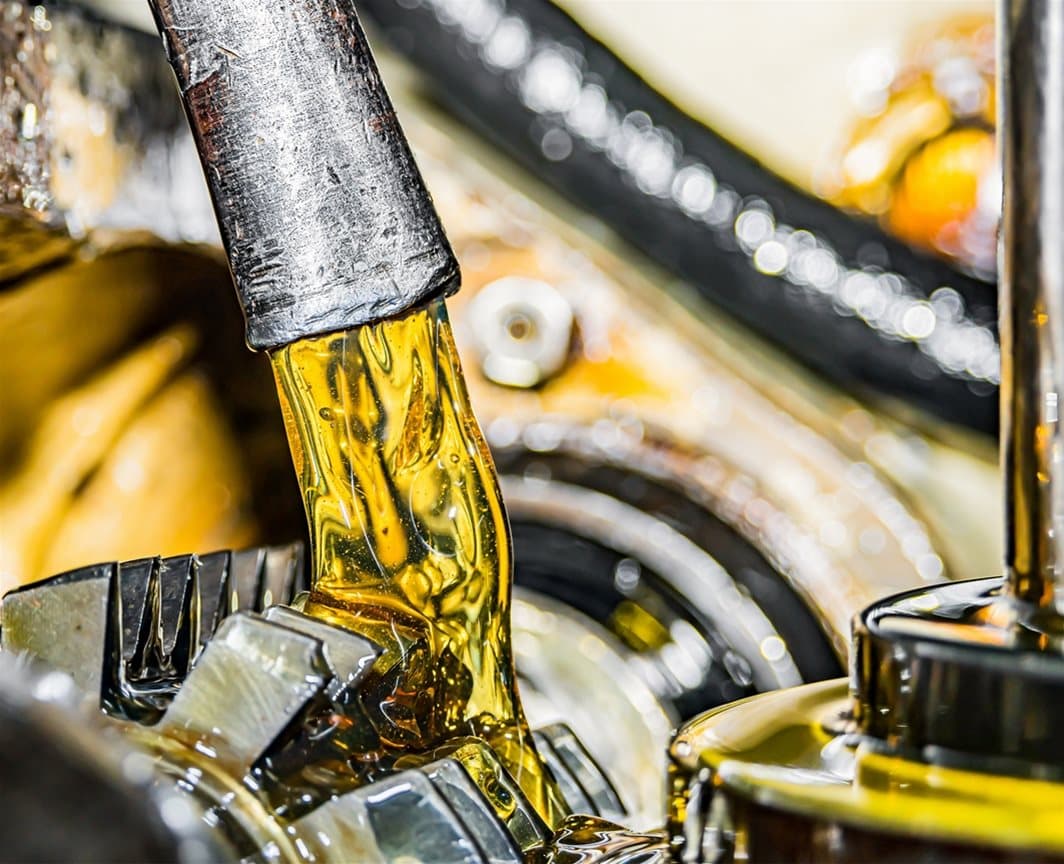Neat cutting oils in application